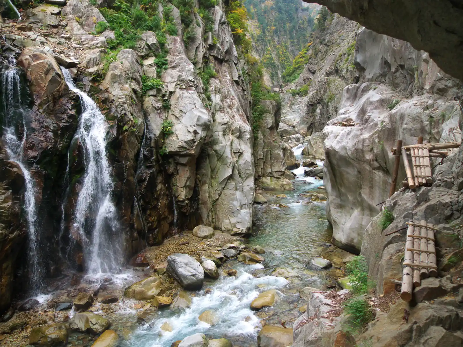 Kurobe Gorge as the leaves begin to turn. Photo: Yasu (talk) (CC BY-SA 3.0)