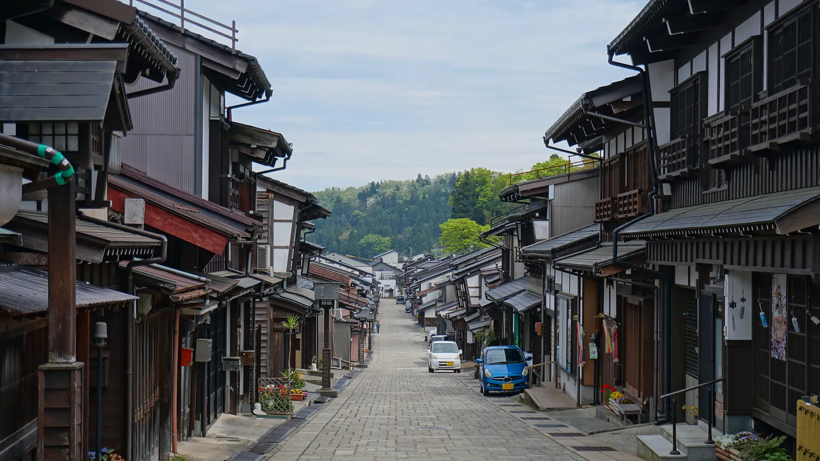 Suwamachi Street on a cloudy day. The subdued, rain-darkened tones come close to Yatsuo in the wet season. Photo: 掬茶 (CC BY-SA 4.0)