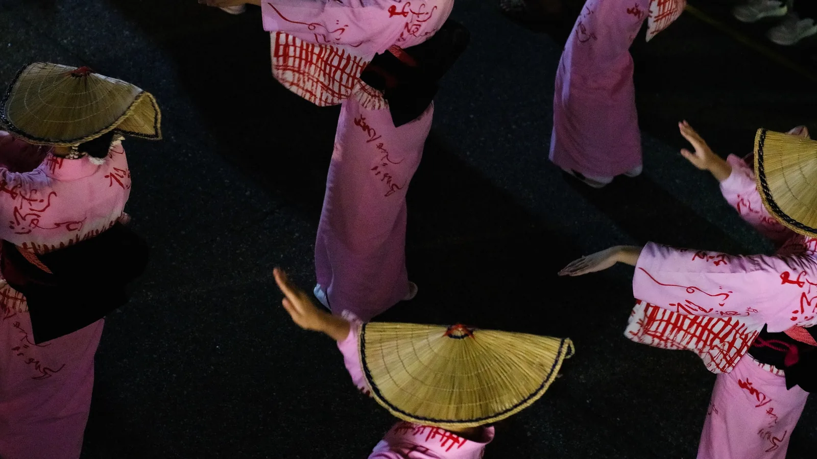 編笠を傾け、指先まで伸ばす女踊りの所作