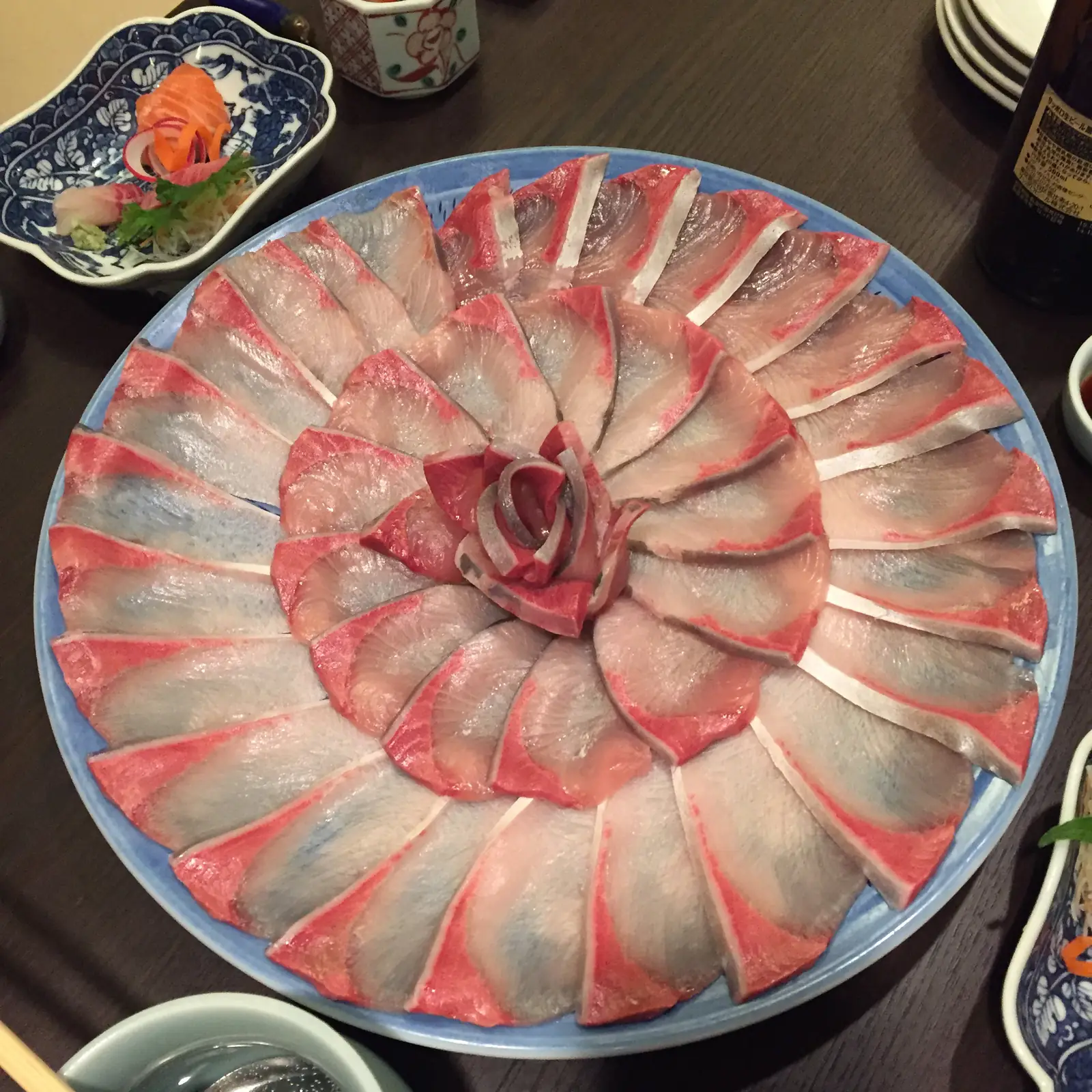 Thin-sliced buri for shabu-shabu. A pass through the broth turns the cherry-pink suddenly pale. Photo: KCyamazaki (CC BY-SA 4.0)