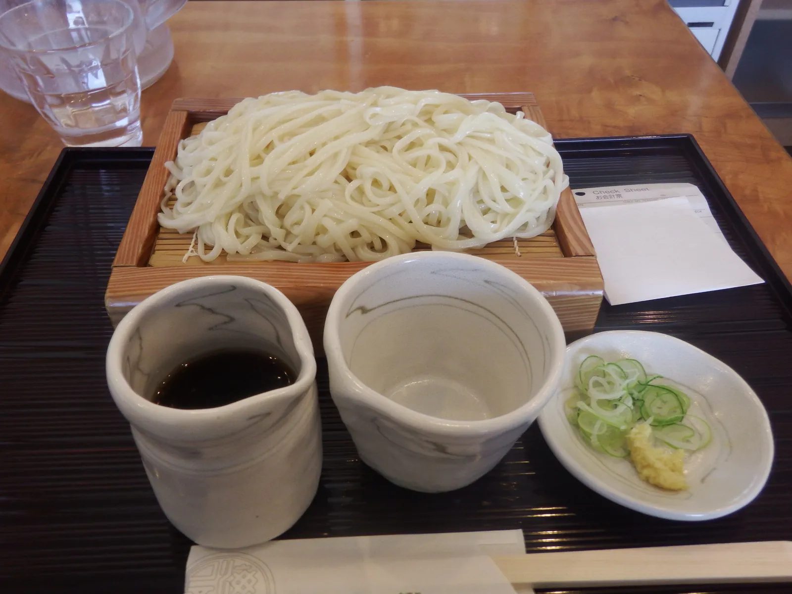 Himi udon, chilled and served cold — thin noodles with a firm bite. Photo: ナイトキャビン (CC BY 4.0)