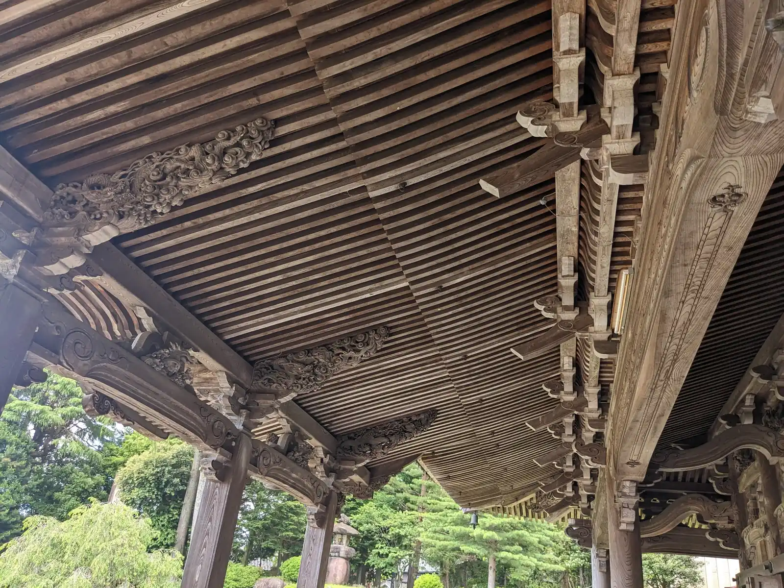 A carved dragon adorning the eaves. Inami's craft was honed through the rebuilding of Zuisenji temple. Photo: Nux-vomica 1007 (CC BY 4.0)