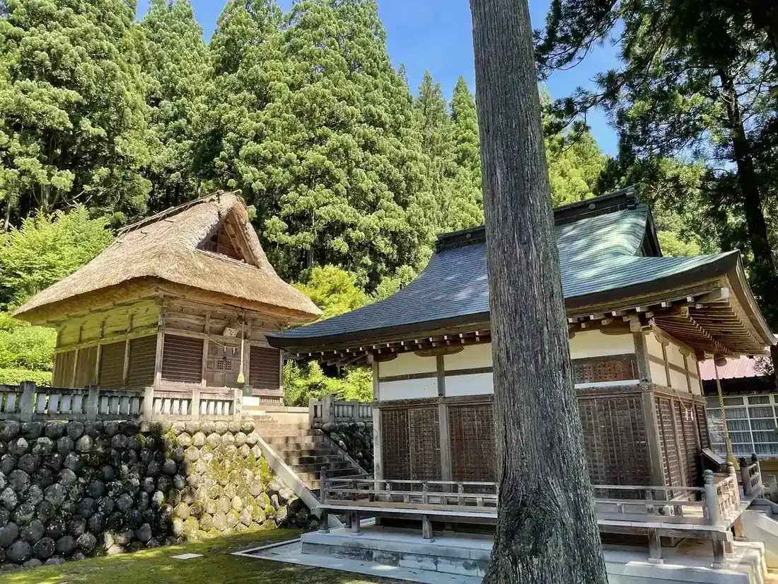 上梨の白山宮。本殿は文亀2年(1502)の建立で、国の重要文化財