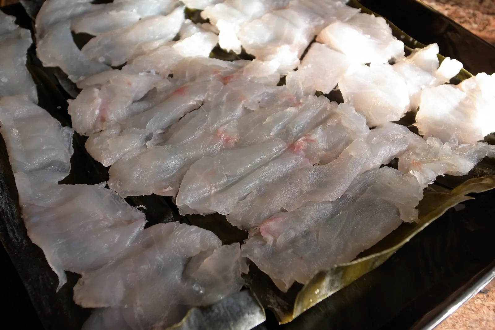 Preparing kobujime: the kombu draws out moisture and lends its savor to the fish. Photo: Naotake Murayama from San Francisco, CA, USA (CC BY 2.0)