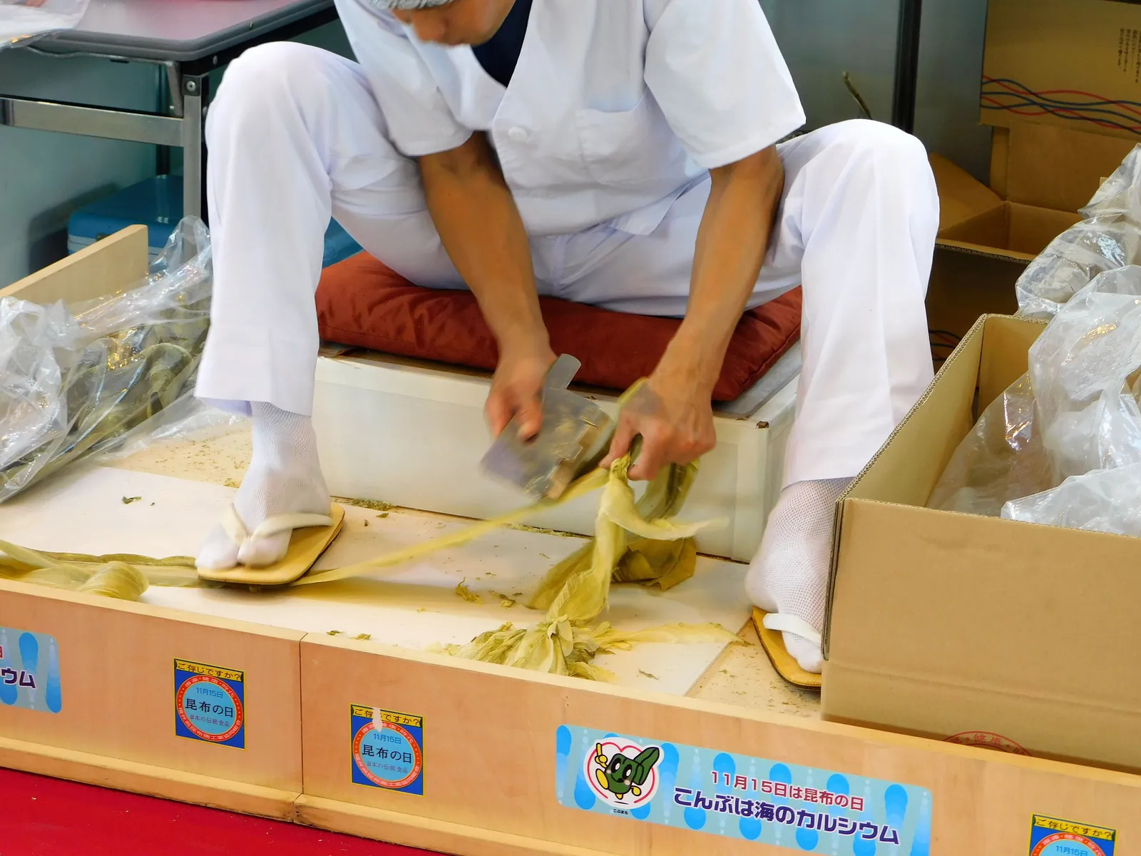 Hand-shaving oboro kombu: the blade peels the kelp into gossamer-thin ribbons. Photo: TR15336300101 (CC BY-SA 4.0)