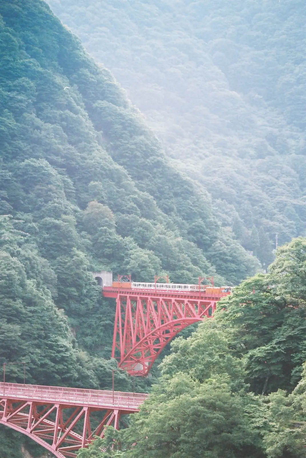 A Kurobe Gorge Railway train crossing the Shin-Yamabiko Bridge. Photo: Hiroyuki Mori from Nishinomiya, Japan (CC BY-SA 2.0)