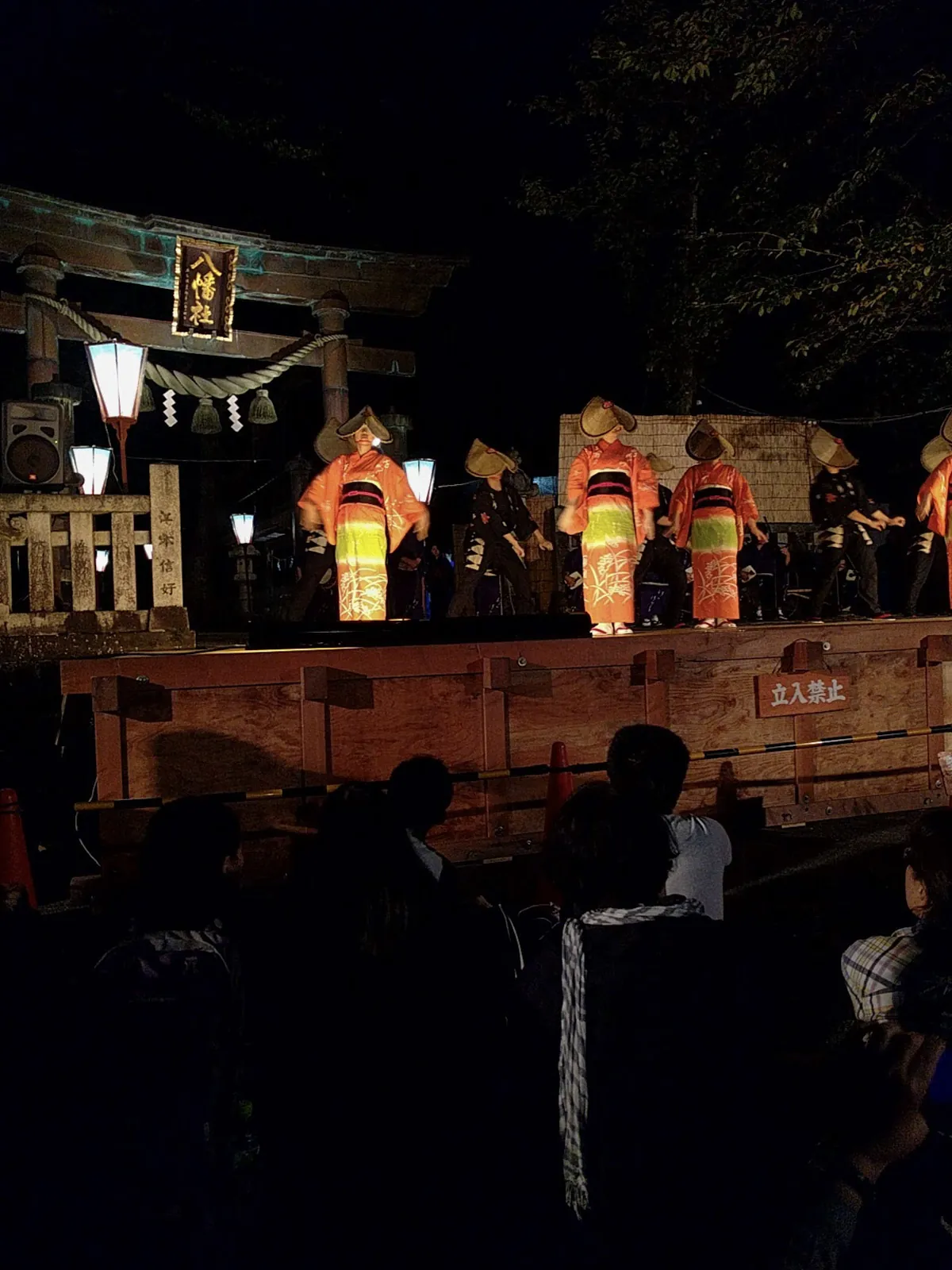A special stage built before a shrine torii gate — Owara performed in one fixed place, to be watched at leisure. Photo: KQuhen (CC BY-SA 4.0)
