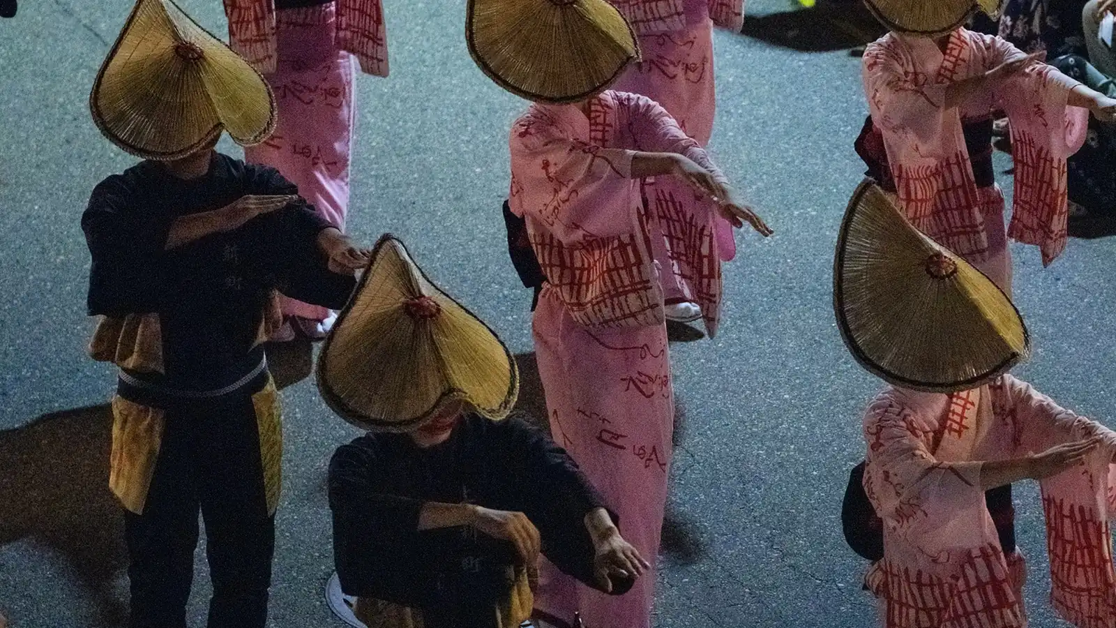 黒い法被の男踊りと、桃色の浴衣の女踊りが同じ列に並ぶ