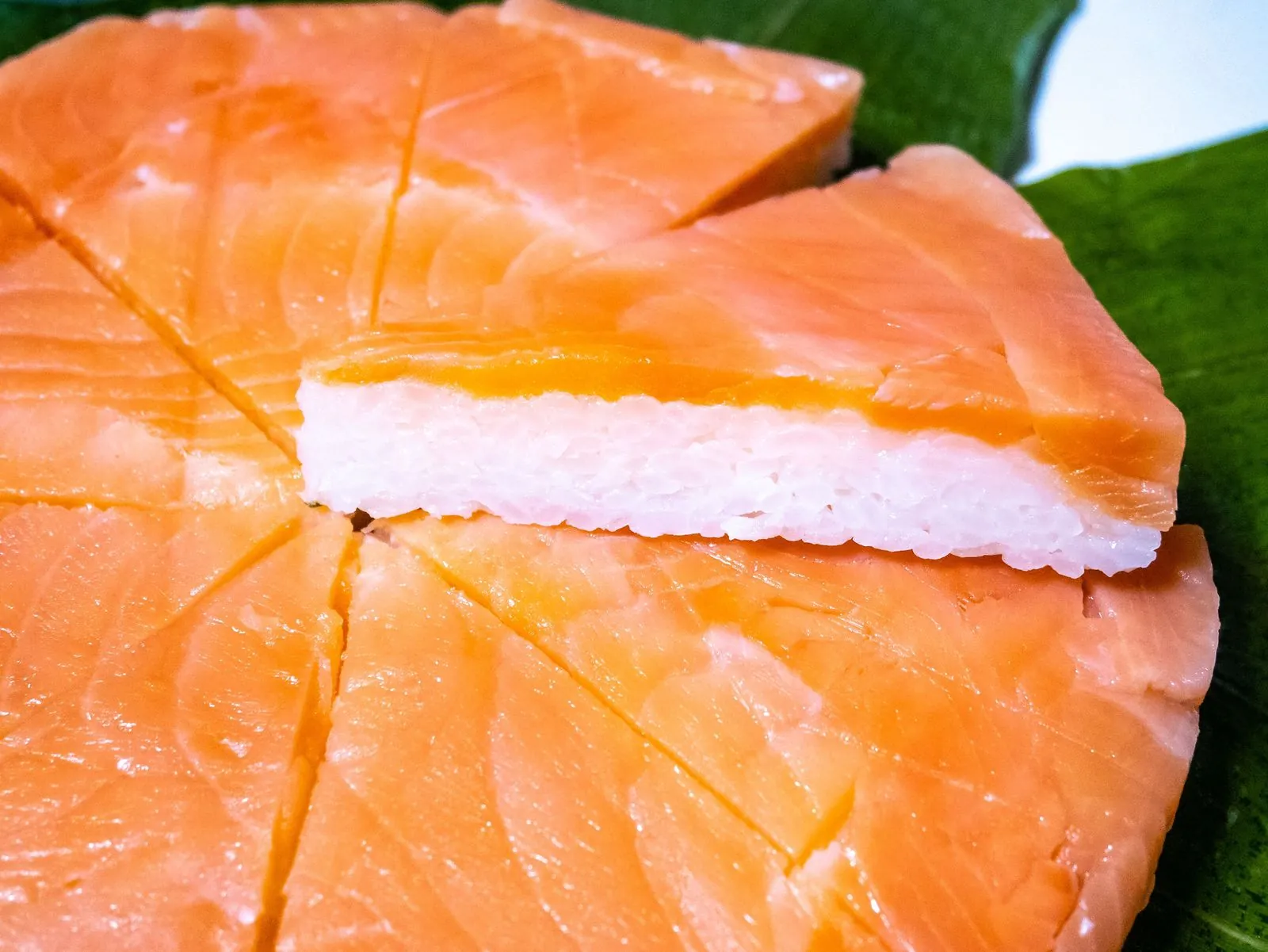 A cross-section of sliced masu-zushi, the layers of trout and vinegared rice sharply distinct. Photo: くろふね (CC BY 4.0)