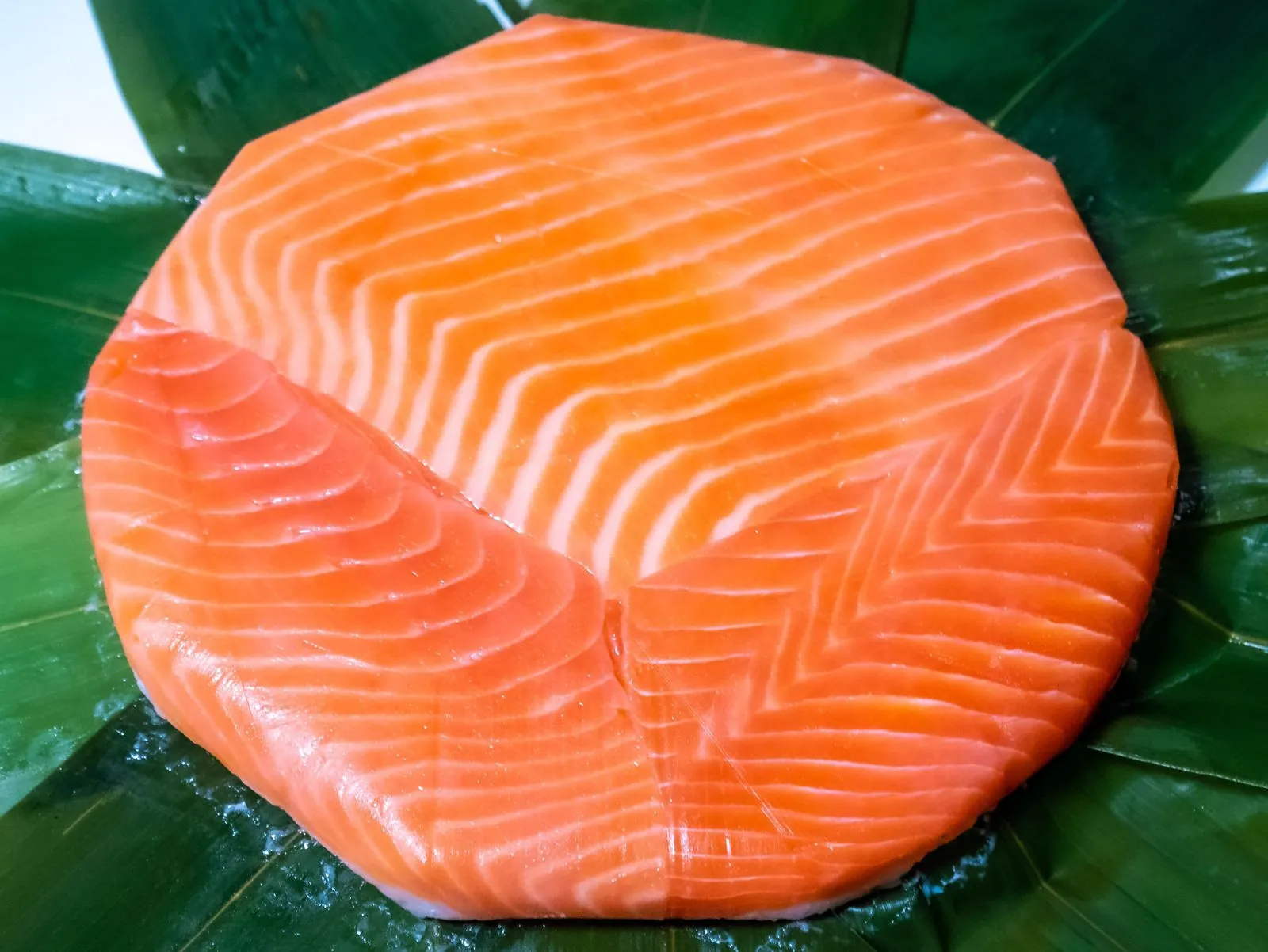 Open the bamboo leaves and a round of salmon-pink masu-zushi appears, pressed into its circular form. Photo: くろふね (CC BY 4.0)