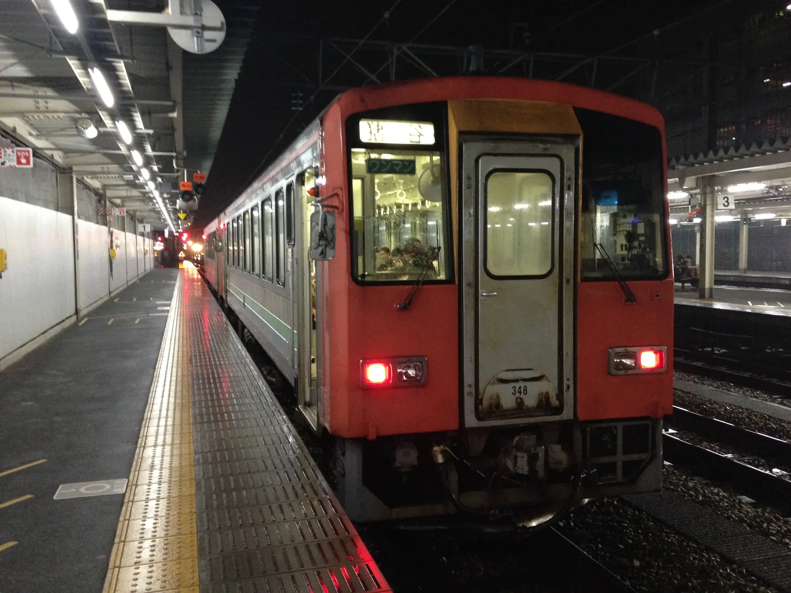 夜の富山駅、高山本線のホーム 写真: そらみみ(CC BY-SA 4.0)