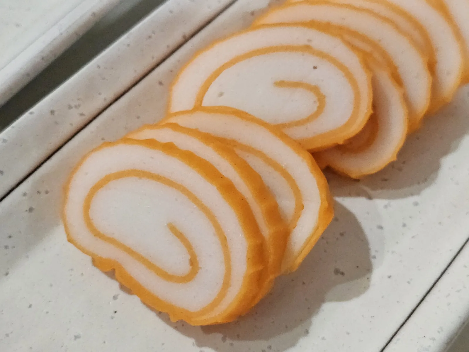 赤巻きかまぼこ。切り口に渦の模様が出る