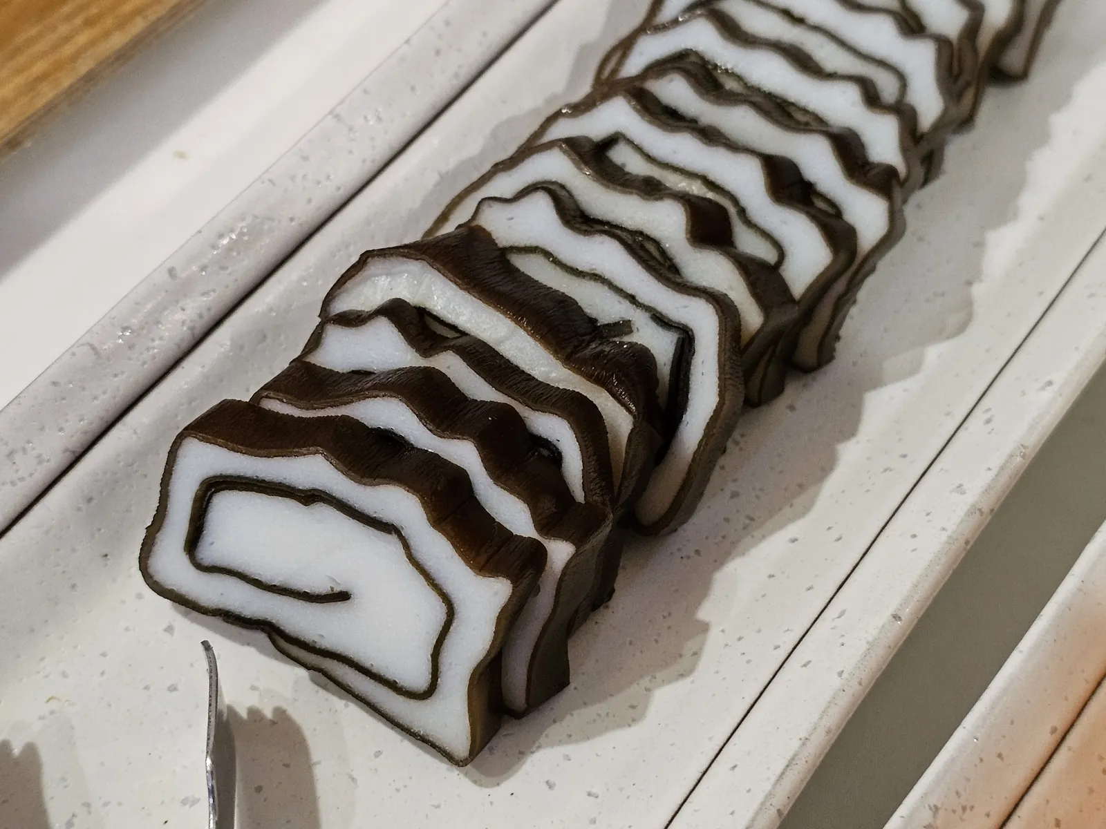 昆布を巻いたかまぼこの断面。富山のかまぼこには板がない