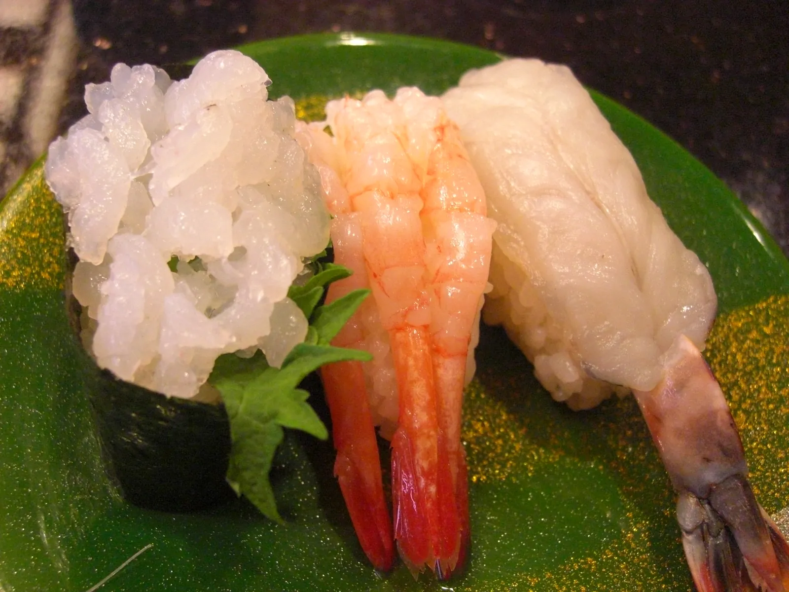 From left: shiroebi (white shrimp), sweet shrimp, and gasu shrimp — Toyama Bay's shrimp as sushi. Photo: 7'o'7 (CC BY-SA 3.0)