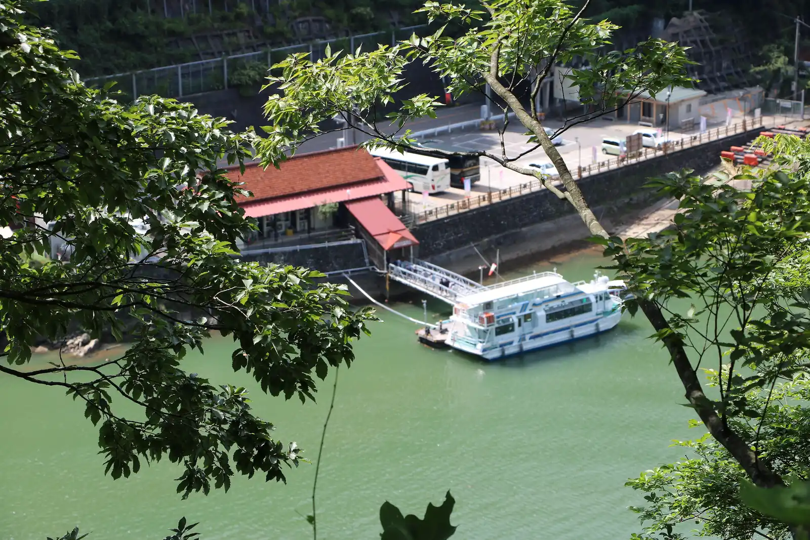The boat pier at Shogawa Gorge. From here on, the only road is the water. Photo: さかおり (CC BY-SA 4.0)