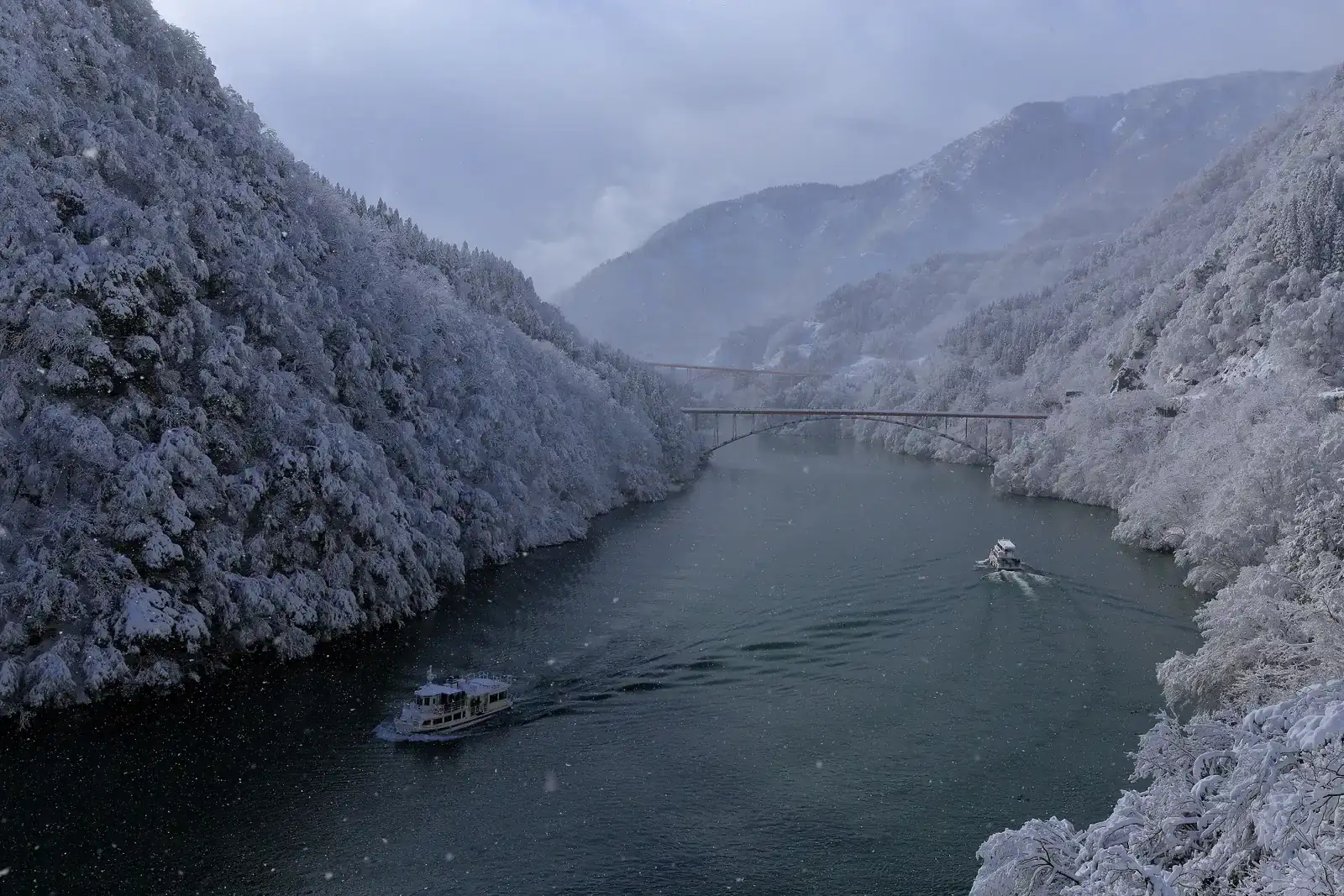 A sightseeing boat crossing snowy Shogawa Gorge. Photo: Taka-k (CC BY 4.0)