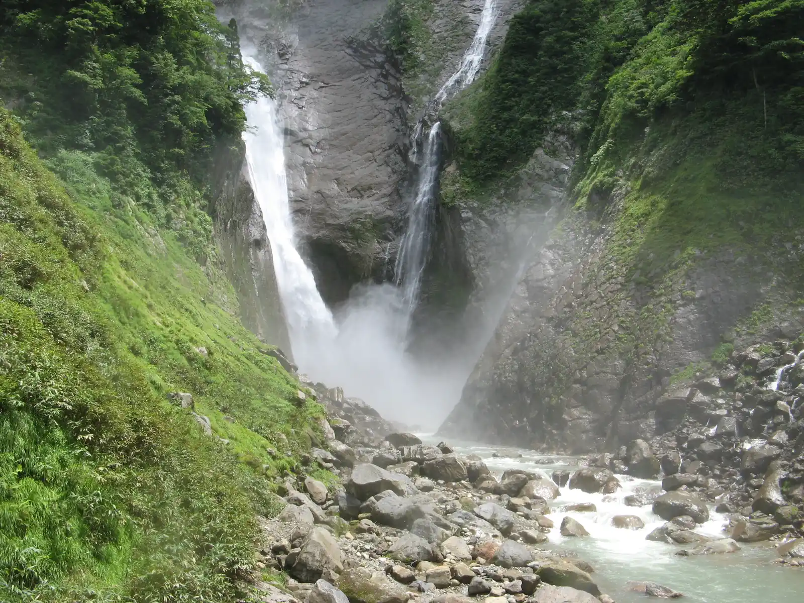 Spray rising from the plunge pool, where water falling 350 meters strikes the rock. Photo: kahusi (CC BY-SA 3.0)