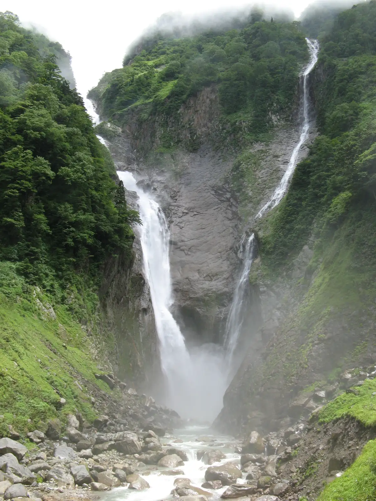 Shomyo Falls. In the snowmelt season, Hannoki Falls stands beside it and the waterfall becomes two. Photo: kahusi (CC BY-SA 3.0)