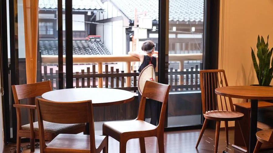 宿のラウンジ。食事は外で楽しみ、帰ってからはここでゆっくりする