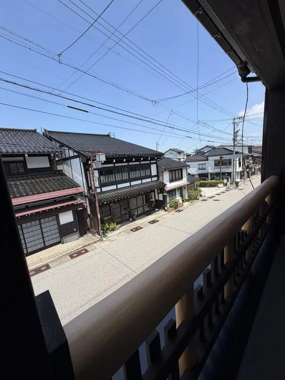 宿の欄干から見下ろす通り。二階の高さから眺める町並みも味がある