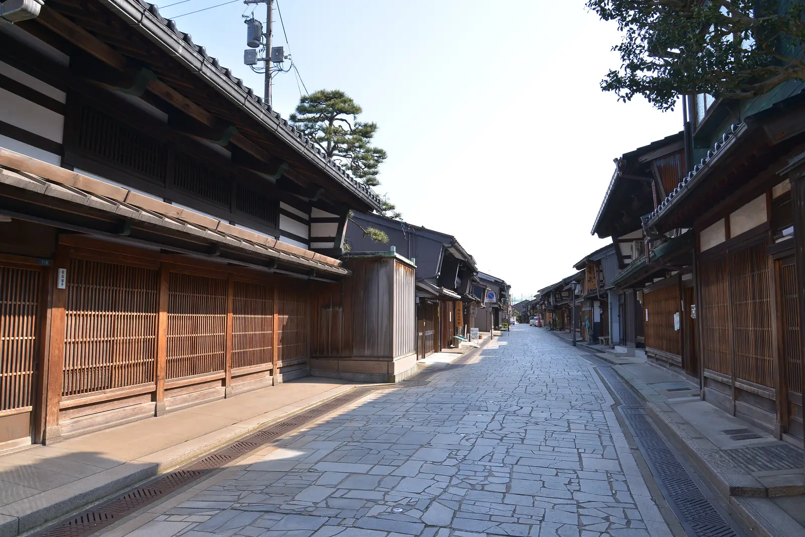 Fine wooden lattices and the stone pavement of Kanayamachi. Photo: Isoyan (CC BY-SA 3.0)