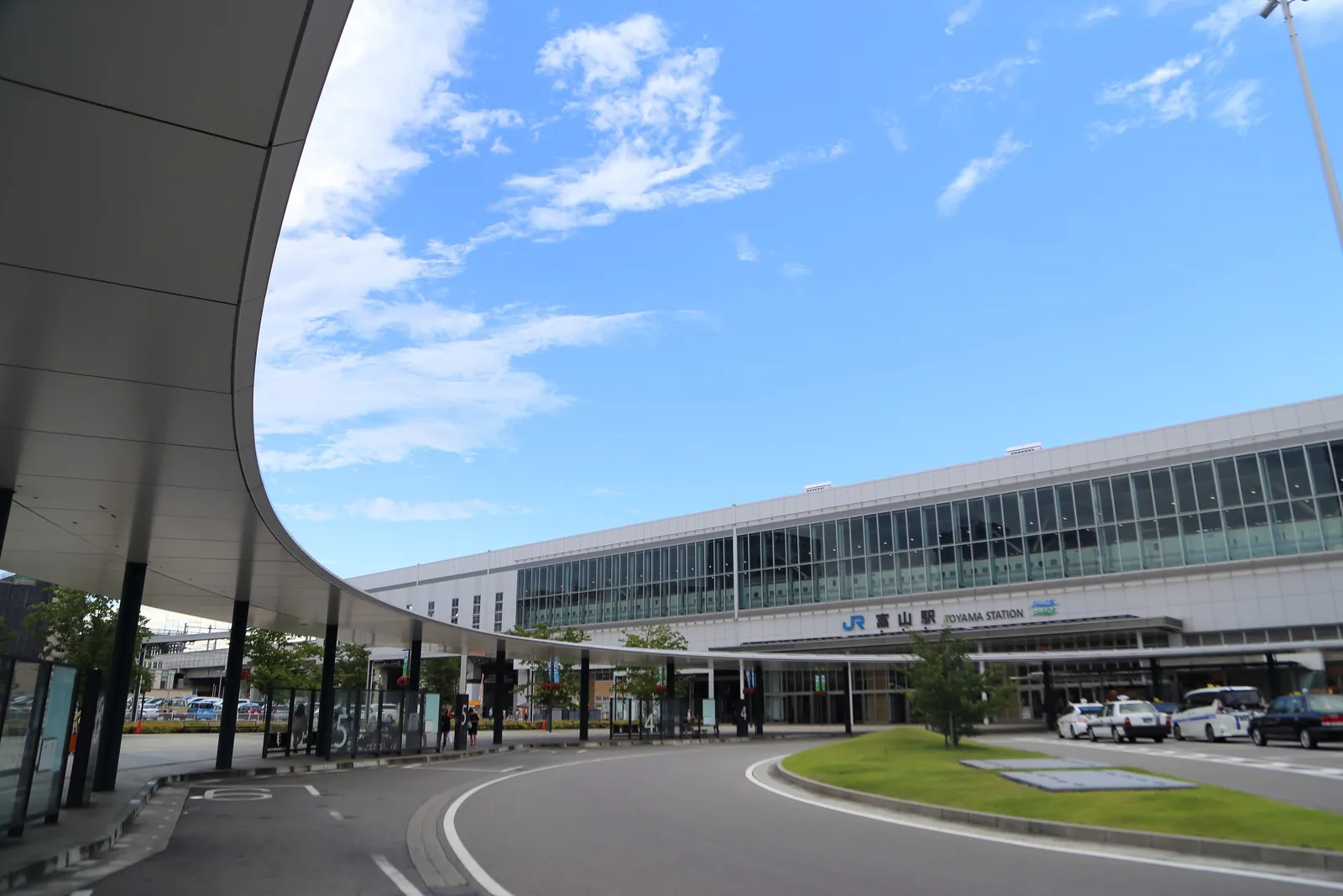 Toyama Station, the Hokuriku Shinkansen gateway. Photo: Araisyohei (CC BY-SA 4.0)