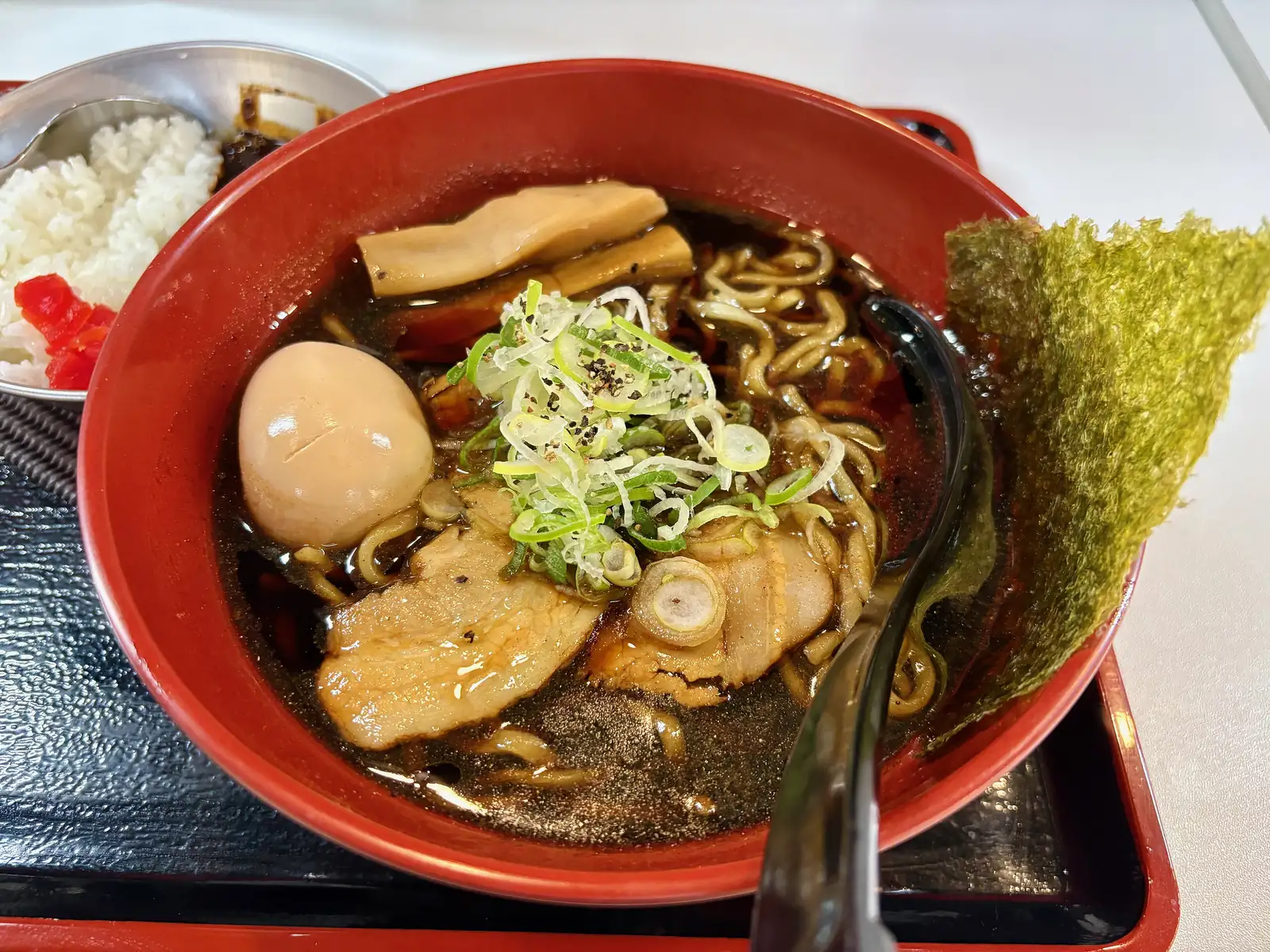 Toyama Black with white rice. The strength is calibrated for eating alongside rice. Photo: Kyu3a (CC BY-SA 4.0)