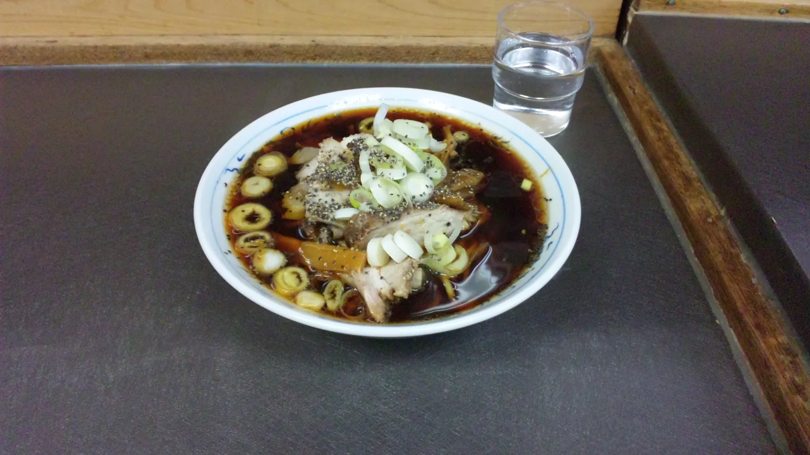 Toyama Black: coarsely ground pepper on a jet-black soup. Photo: アレックス (CC BY 3.0)