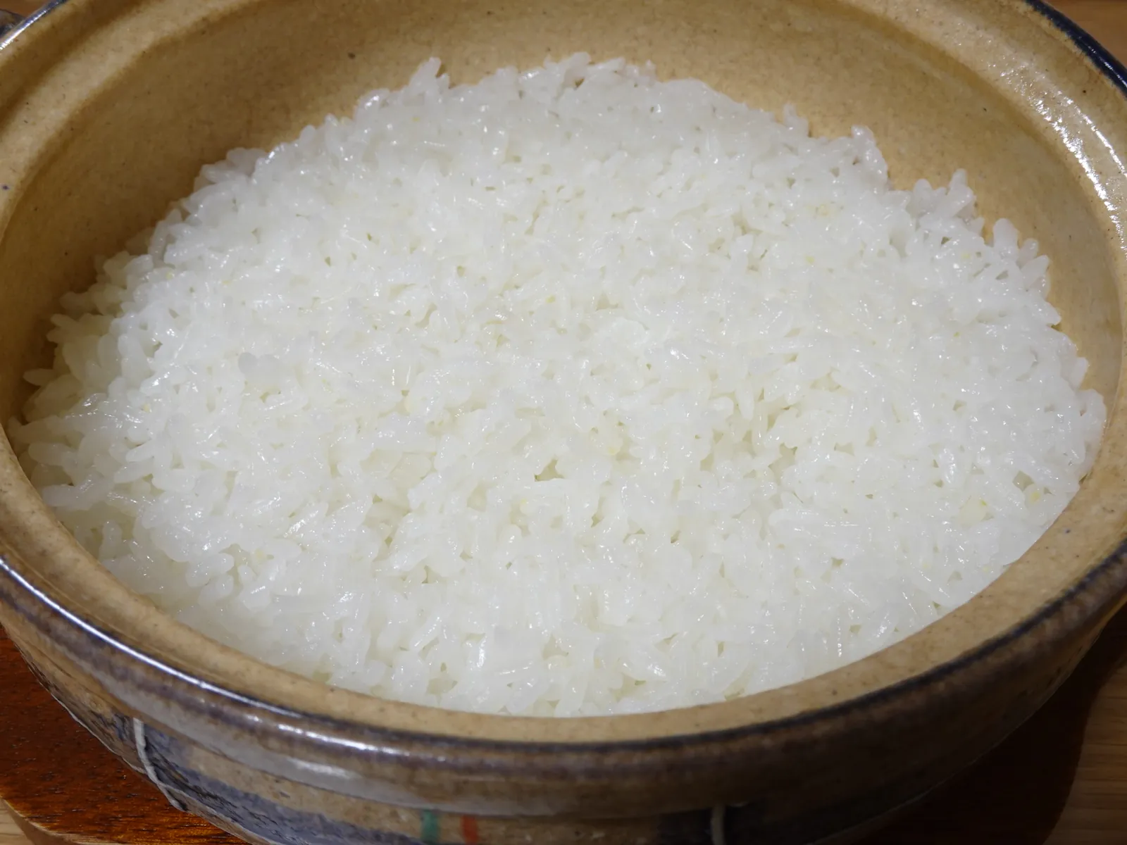 A clay pot of rice just done cooking, glossy the moment the lid comes off. Photo: RuinDig/Yuki Uchida (CC BY 4.0)