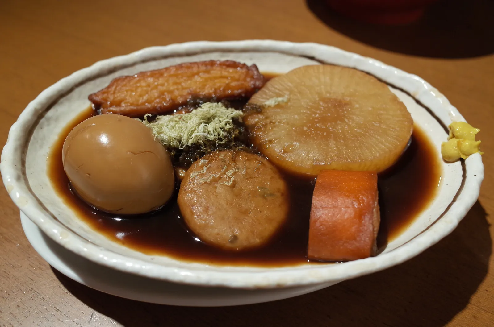A handful of shaved kombu on a bowl of daikon and egg. Photo: 極地狐 (CC BY-SA 2.0)