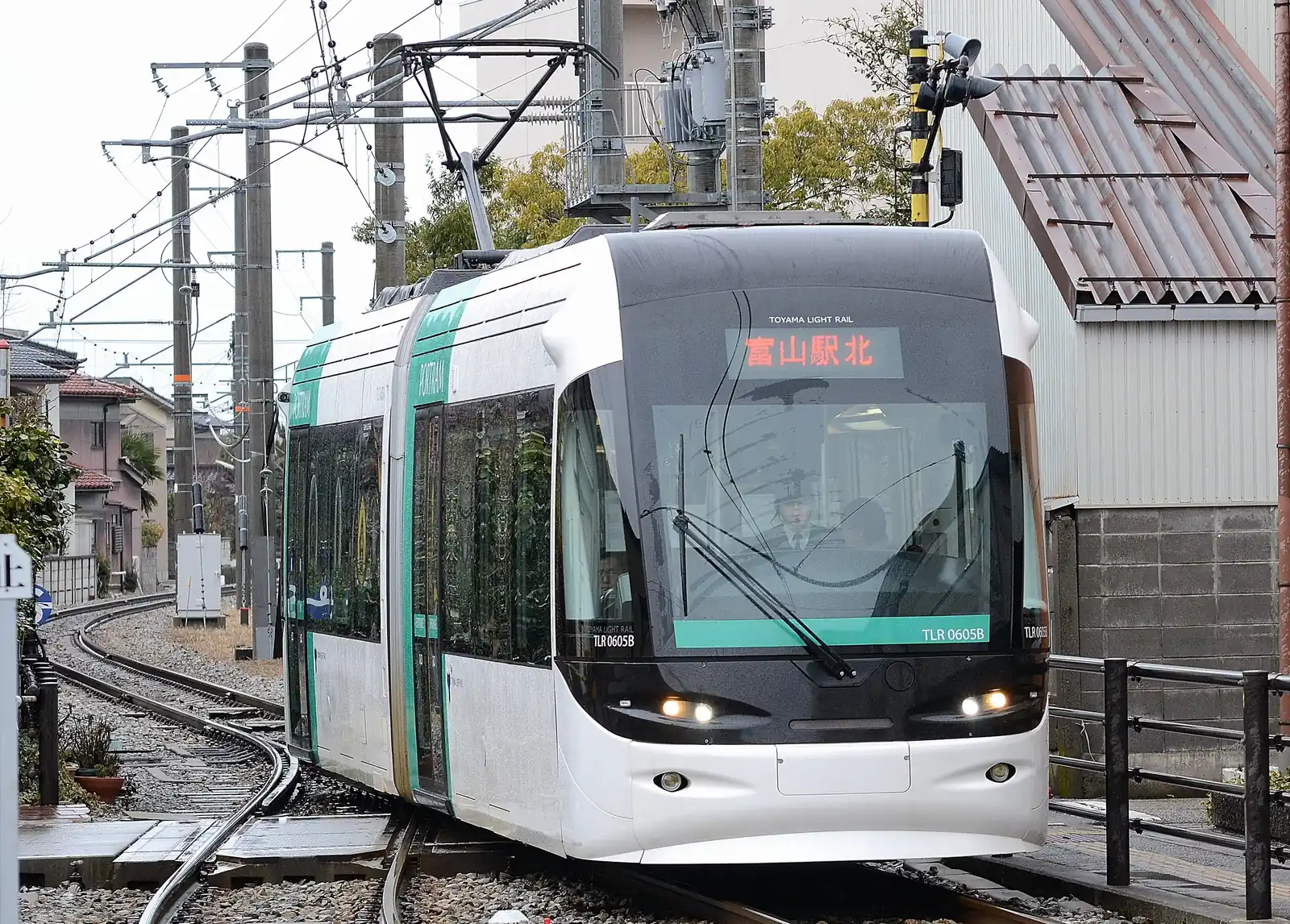 A Portram bound for Iwase, passing through a residential neighborhood. Photo: Toshinori baba (CC BY-SA 4.0)