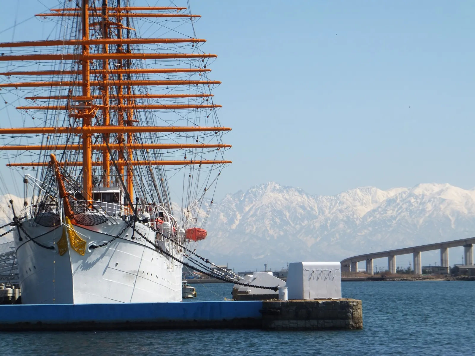 From the quay at Shinminato, the Tateyama mountain range rises just beyond the water. Photo: kiwa dokokano (CC BY-SA 3.0)