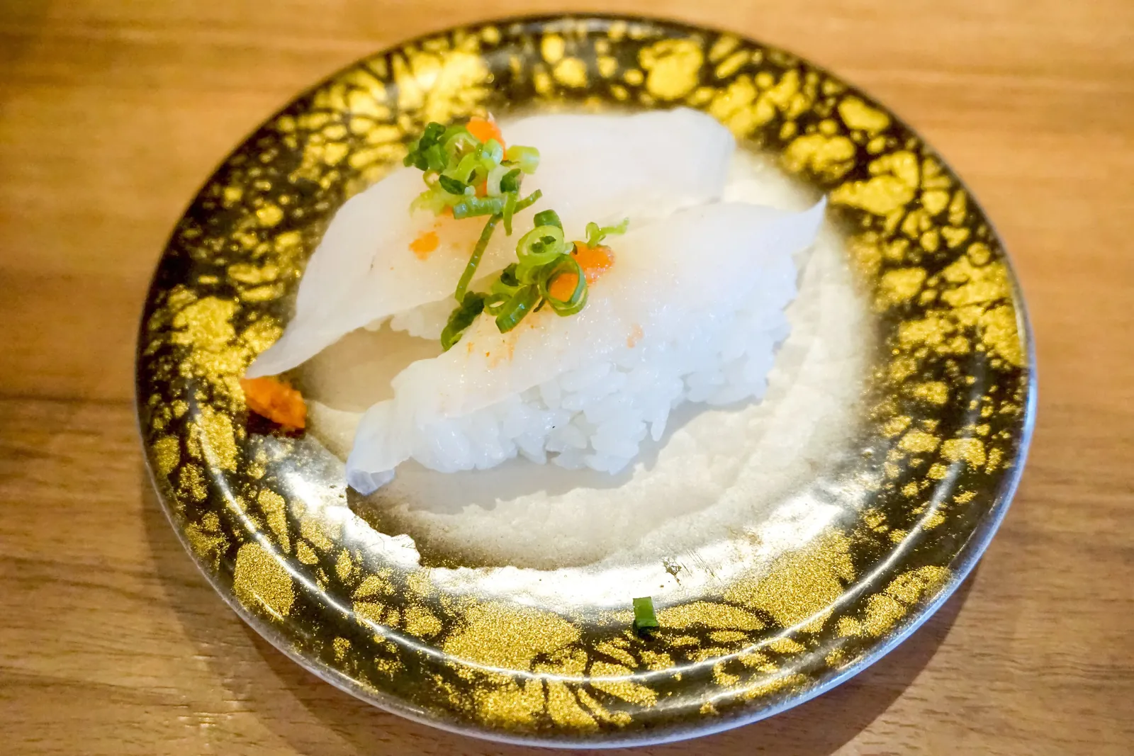 Filefish nigiri — in Toyama Bay sushi, white-fleshed fish play the leading role. Photo: くろふね (CC BY-SA 4.0)