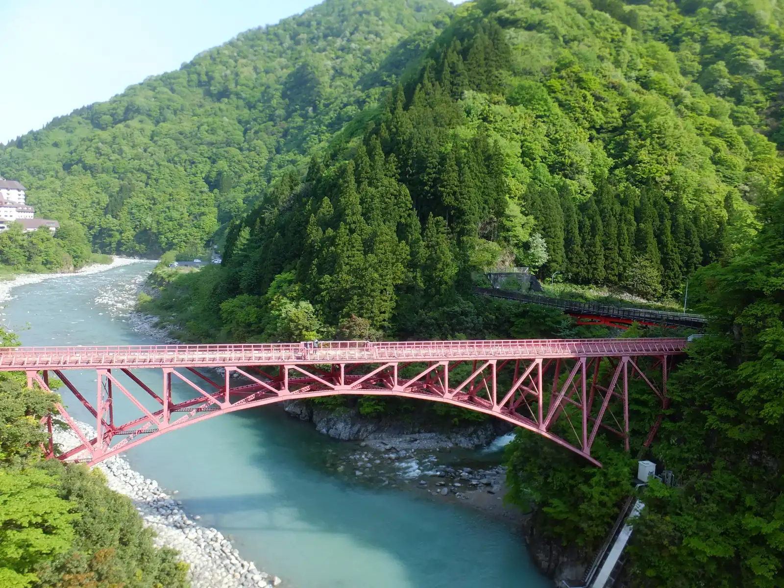 The old Yamabiko Bridge on the Yamabiko walking path, with the Kurobe River flowing below. Photo: 掬茶 (CC BY-SA 4.0)