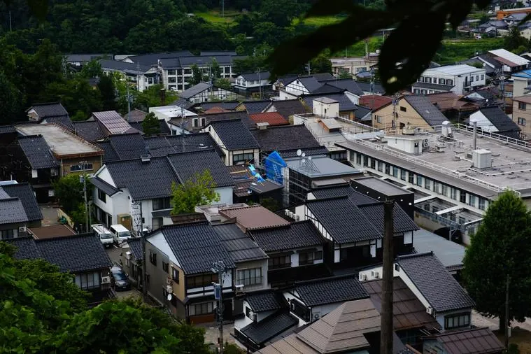 段丘の上に瓦屋根が連なる、坂のまち八尾
