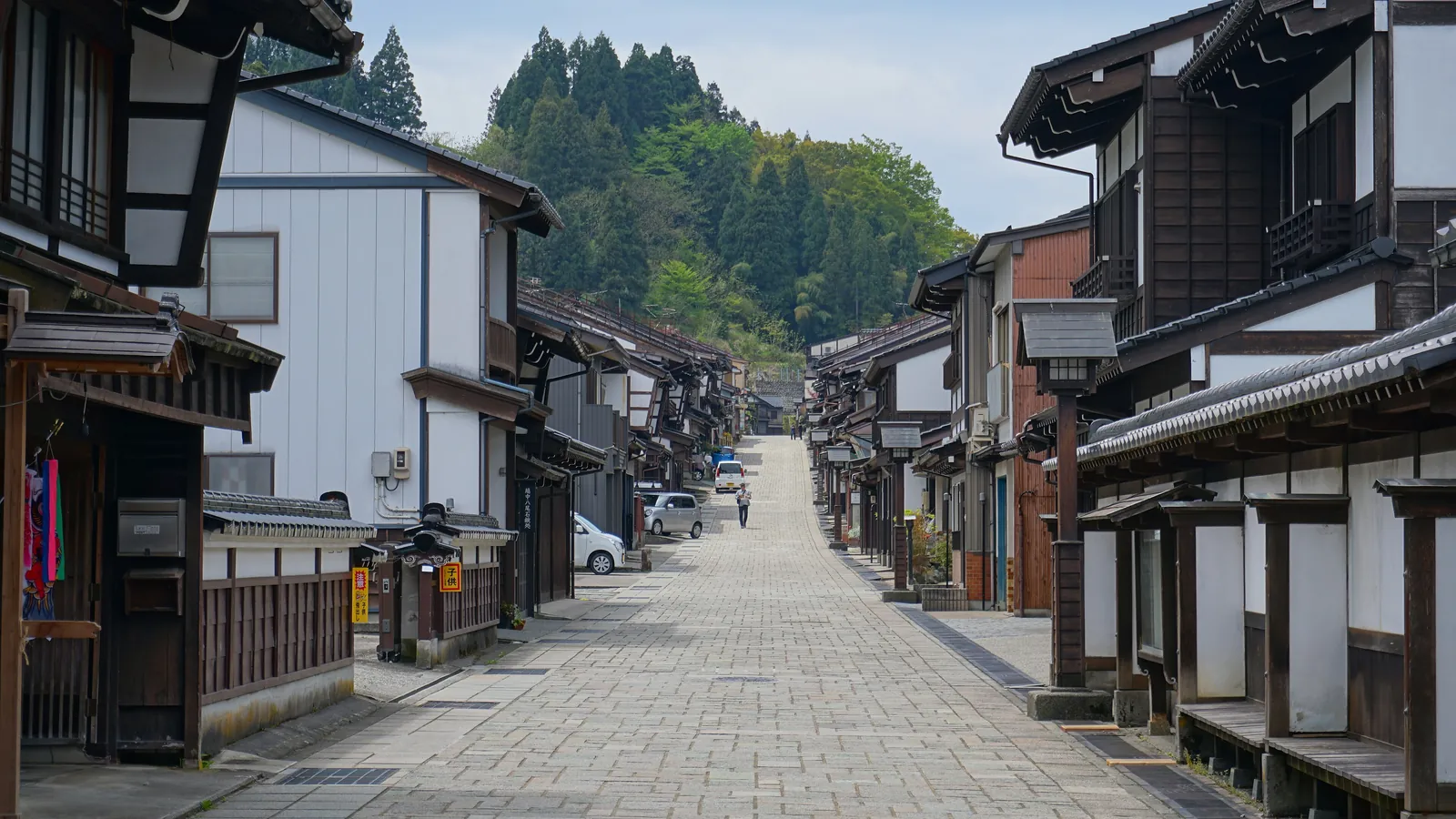 Suwamachi Street. The wealth of silkworm eggs and washi built the houses along this street. Photo: 掬茶 (CC BY-SA 4.0)
