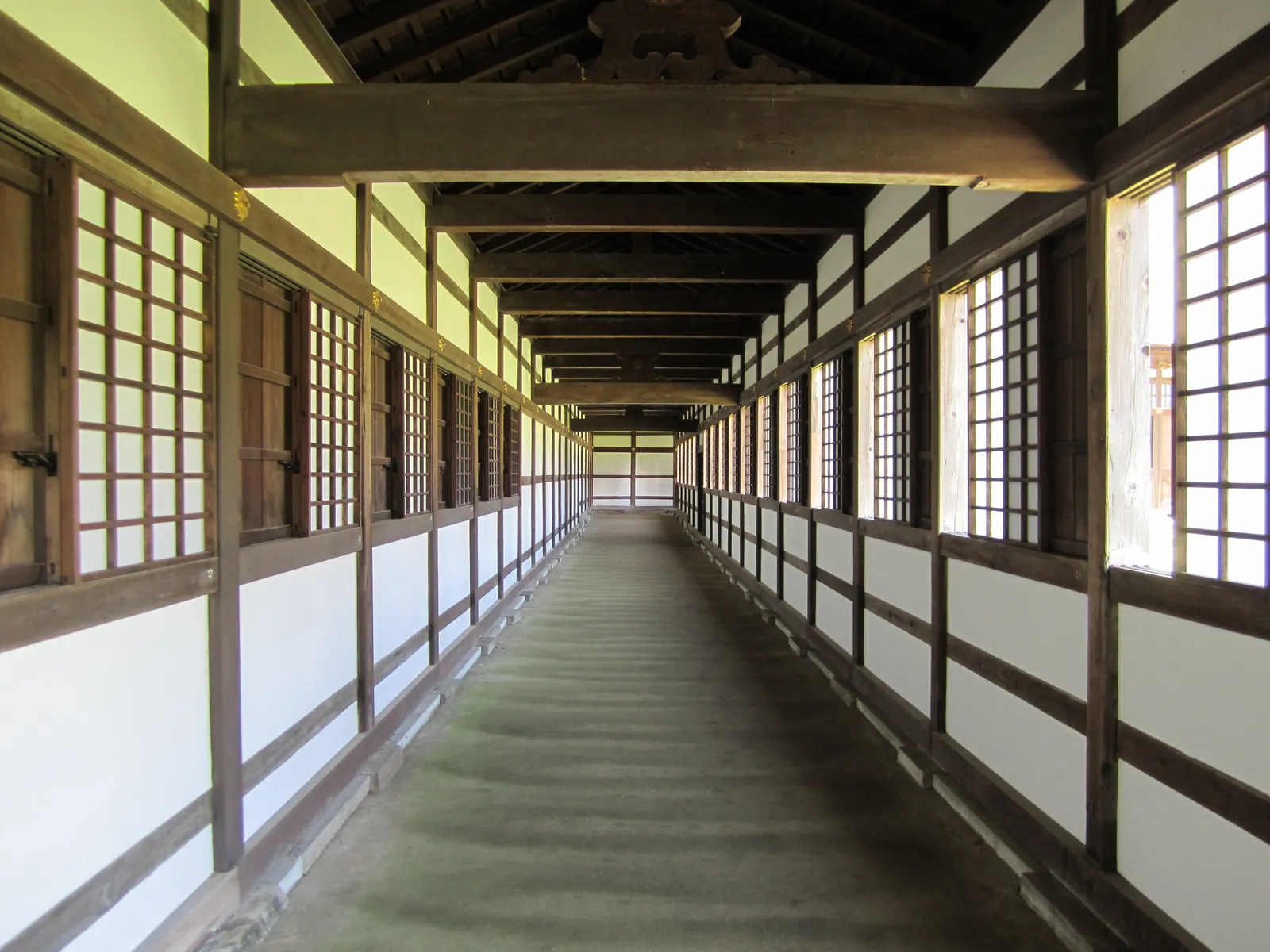 The cloister, its pillars running on and on. Photo: 柑橘類 (talk) (CC BY-SA 3.0)