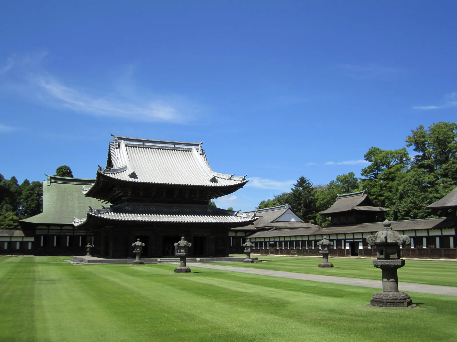 Zuiryuji Temple, a National Treasure — the cloister wraps all the way around the Buddha hall. Photo: 柑橘類 (talk) (CC BY-SA 3.0)