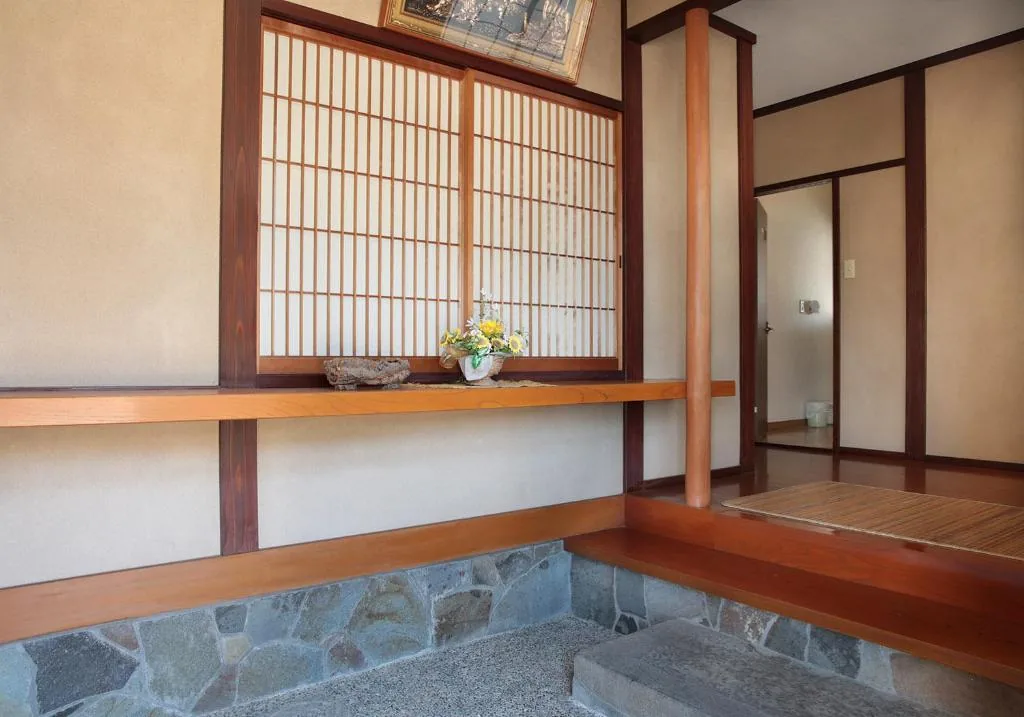 石張りの玄関と木の式台。ここで靴を脱いで、家に上がる