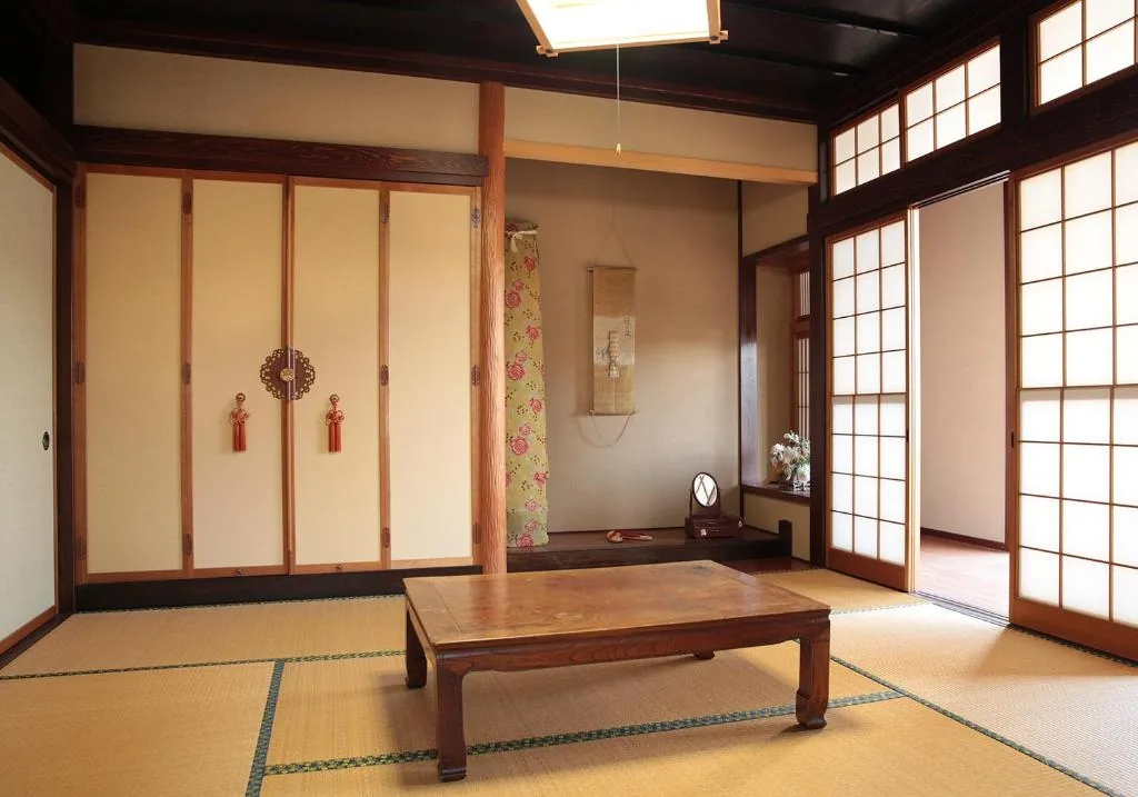 床の間に掛け軸と座卓。障子ごしの光がやわらかい