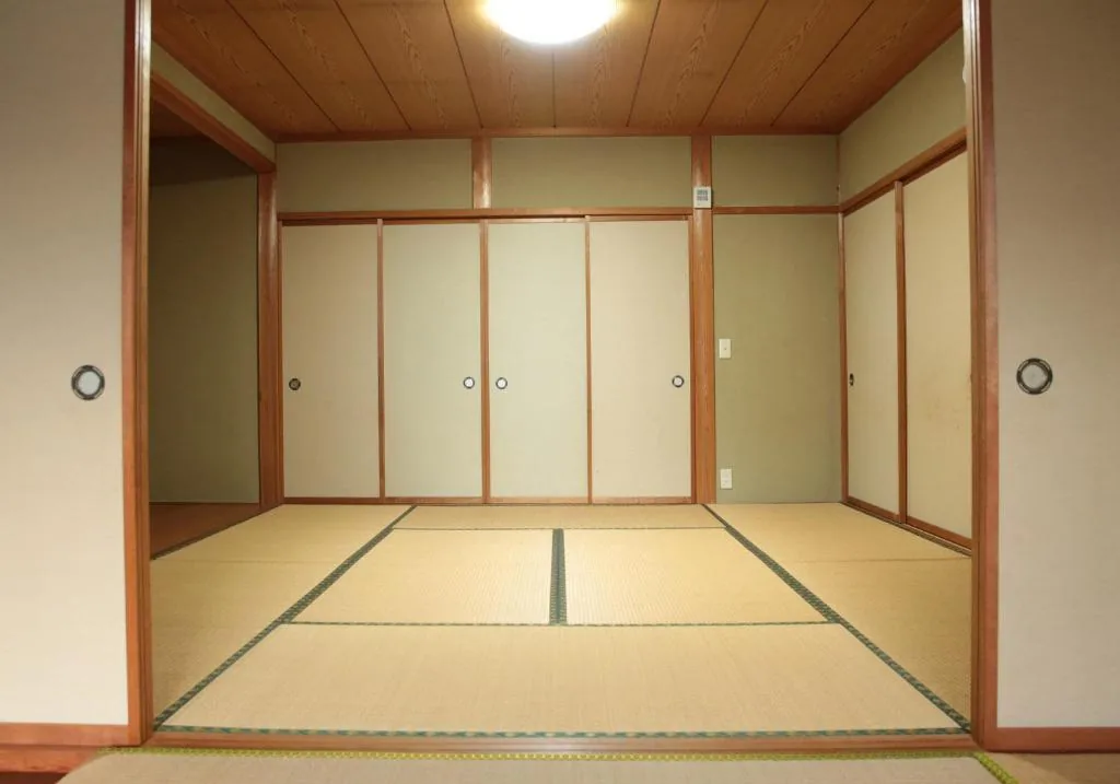 ふすまを開け放てば続き間に。六名までひと間で泊まれる広さ