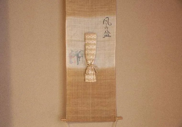 床の間に掛けられた風の盆の掛け軸