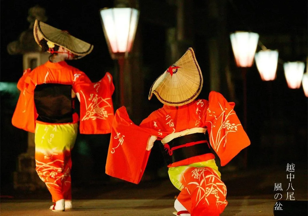 編笠をかぶったおわらの踊り手