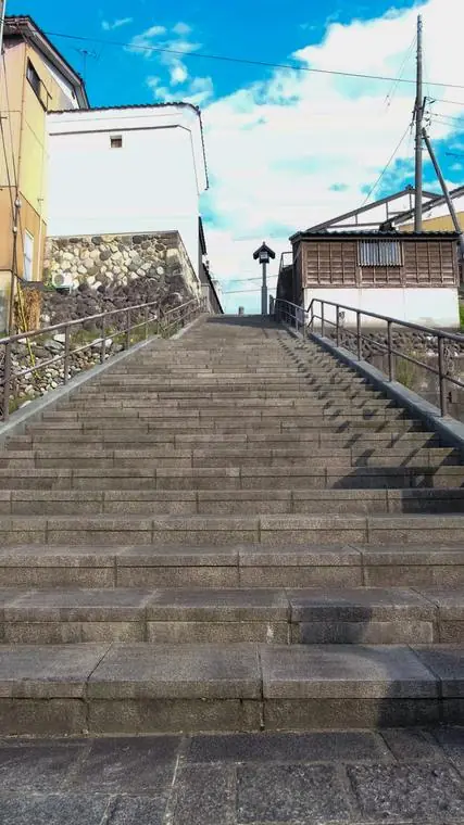 町のあちこちに続く石段