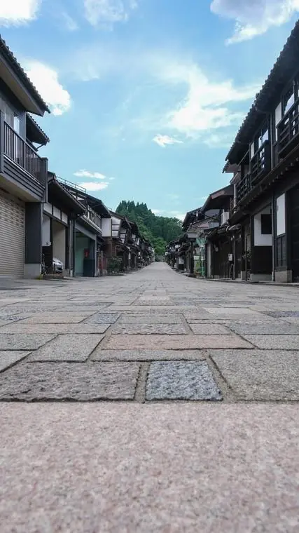 石畳の諏訪町本通り